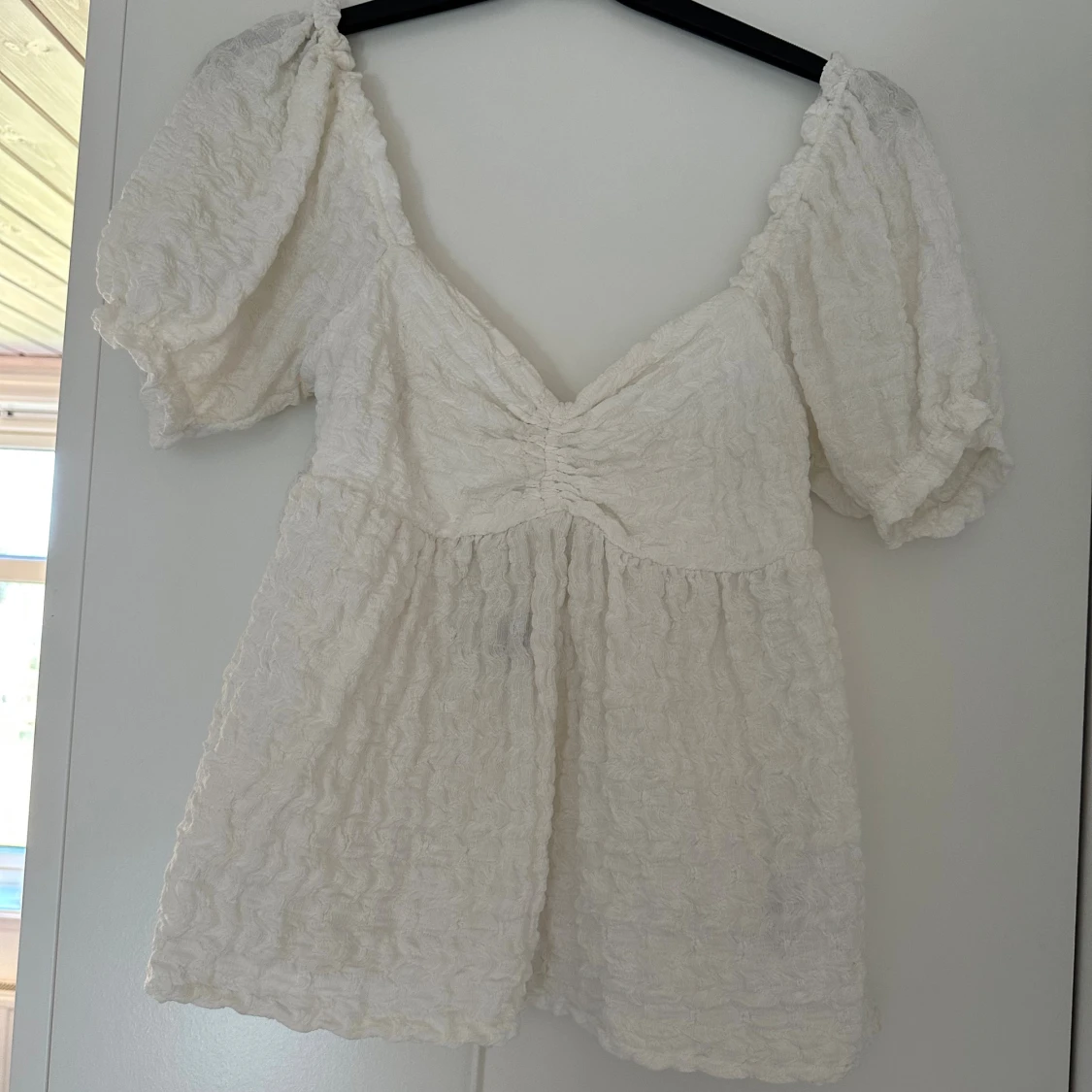 Vit blus med puffärm och snörning - 3