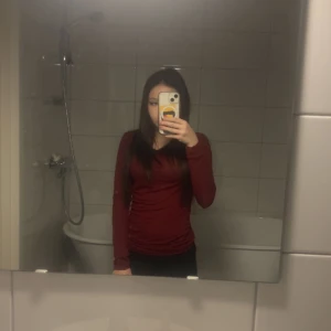 Vinröd intimissi tröja - Säljer en jätte snygg intimissi tröja. Använt 2-3gånger så är i bra skick! 