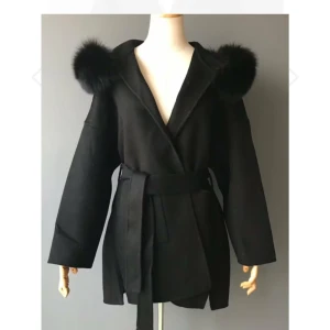 Pälskappa  - Super fin svart elegant kappa med band i midjan , äkta päls . Hör av er vid fler frågor 💞