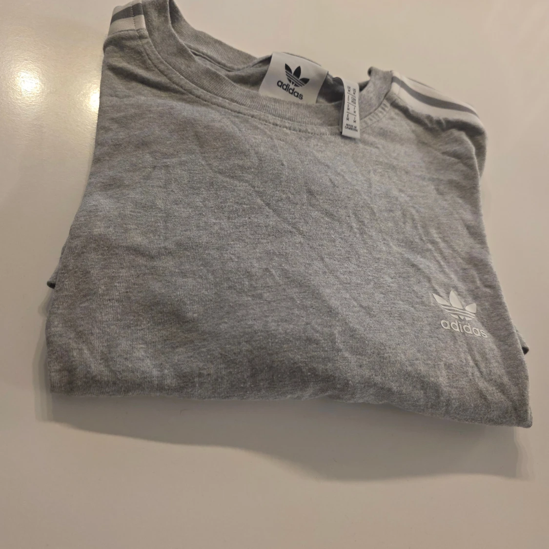 Grå Adidas t-shirt med vita ränder - 3