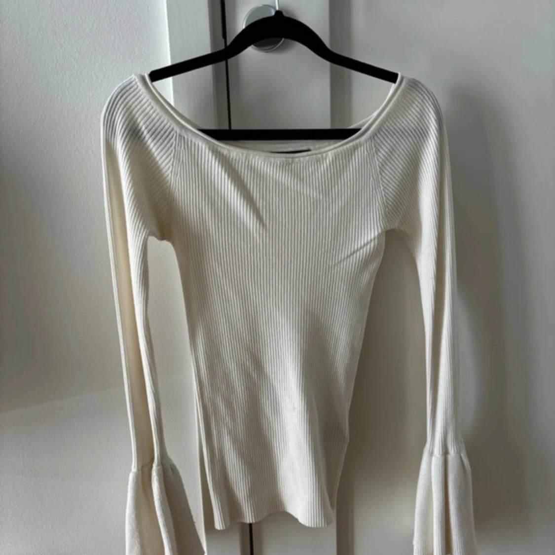 Vit ribbad topp med trumpetärmar