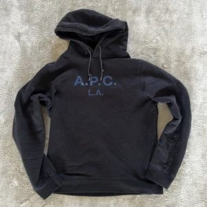 Apc hoodie - Fet hoodie ifrån apc i storlek S passar runt 180 cm. Tröjan är i bra skick förutom ett litet hål på axeln men det är en enkel lösning. Skriv om du har några frågor 