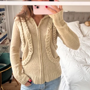 Stickad zip tröja!  - Så snygg! Liten i storleken 