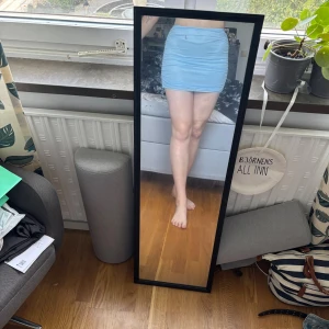 Ljusblå tight minikjol från SHEIN - Supersöt ljusblå minikjol från SHEIN i stretchigt material. Kjolen är tight och har rynkade detaljer på sidorna som ger en snygg form. Perfekt för dig som gillar en enkel men trendig look. Materialet är 95% polyester och 5% elastan. Aldrig använd så är som ny, pris går att diskutera.