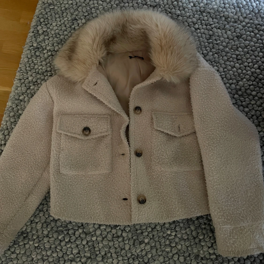 Beige teddyjacka med fuskpäls-krage - 1