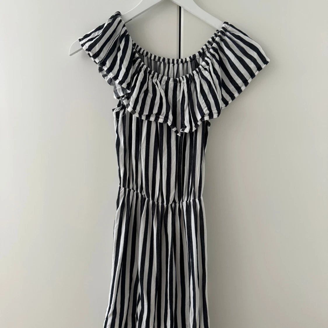 Randig offshoulder klänning från LMTD - 1