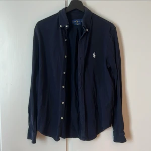 Ralph lauren skjorta - Snygg Ralph lauren skjorta i bra skick endast lite skrynklig som man kan stryka bort. Storlek S sitter slim fit