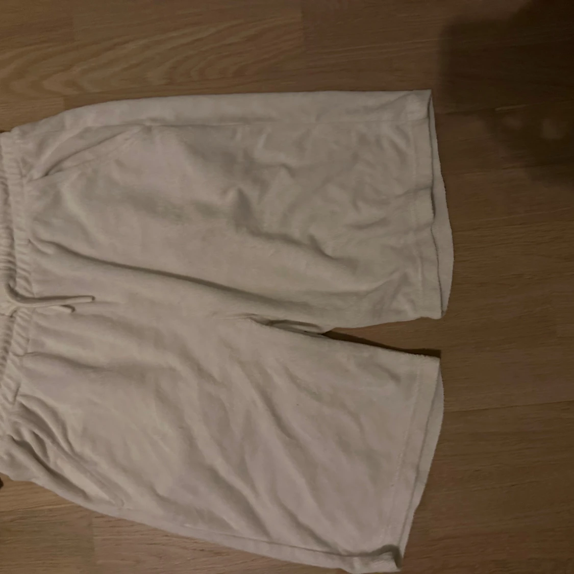 Vita frottéshorts med snörning - 2