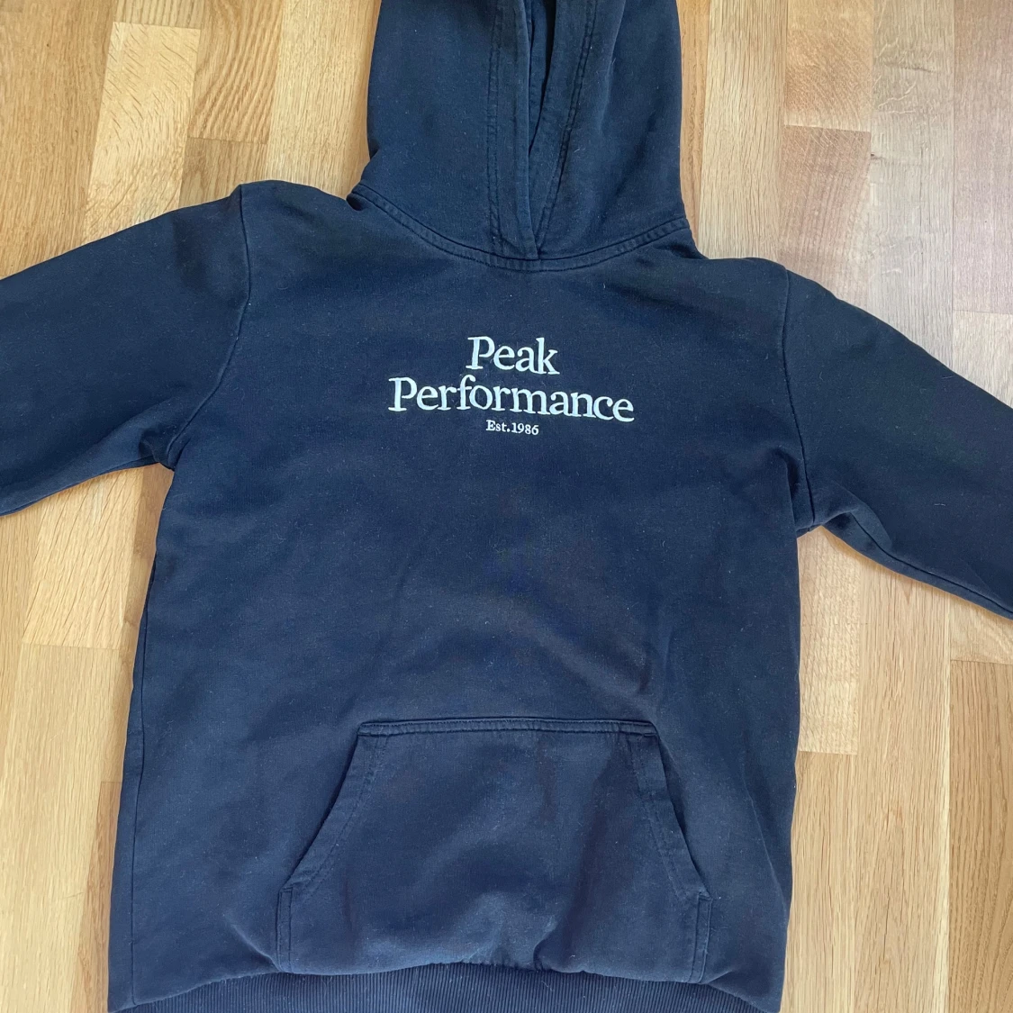 Svart hoodie från Peak Performance