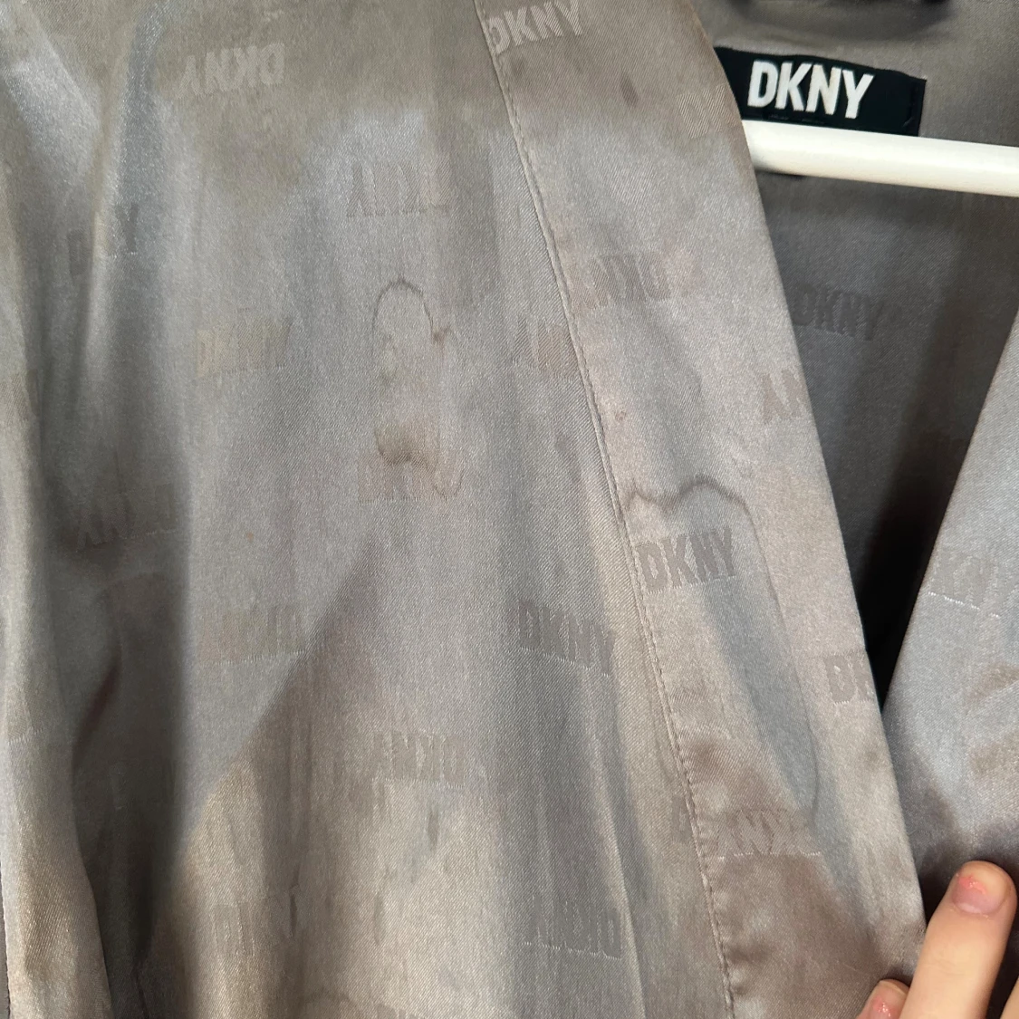 Grå lång satin morgonrock från DKNY - 2