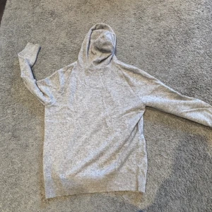 Sayless Kashmir Hoodie  - Sayless gråa kashmir hoodie, knappt använt.                                             Nypris:899 säljer för 450kr