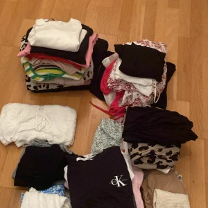 Stor garderobsrensning - 56 st klädesplagg. Klänningar, shorts, kjolar, kortarmande tröjor, långarmade tröjor, 1 standklänning, sett med kjol/shorts och topp. Träningsshorts och träningsbyxor från ICIW, träningsbyxor från AIMN allt från storlek XS-M 