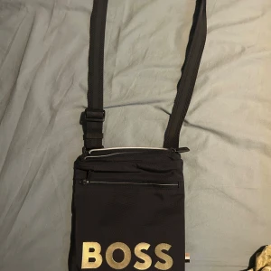 Hugo boss väska - Säljer min hugo boss väska då den aldrig använts ligger bara och skräpar
