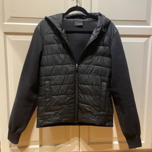 Cardigan save the duck - Tjena, säljer nu min sjukt feta cardigan från save the duck då den inte kommer till användning. Den är väldigt exklusiv då den inte säljs längre! Köpte den för 3199 men säljer den betydligt billigare än så! Hör av dig vid minsta fråga eller funderingen!!!😊