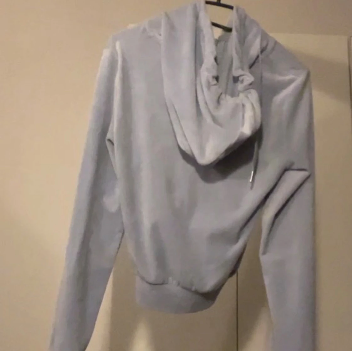 Ljusblå hoodie i velour med dragkedja - 1