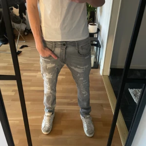 Replay anbass med slitningar - Säljer dessa otroligt snygga replay anbass jeans i jättefint skick. De har en väldigt fet design med slitningar och är bekväma att ha på sig. Storleken är 32 midja och 32 längd. De har inga som helst defekter 🙌