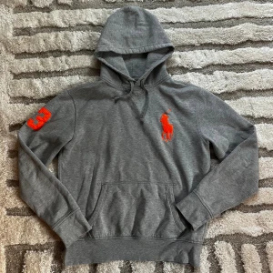 Polo Ralph Lauren Hoodie: M/S - Säljer en superfin hoodie ifrån Polo Ralph Lauren.  Hoodien är i storlek M men sitter som S. Tröjan är i väldigt fint skick. OBS: Bilden på innerlappen och bilden när jag har på mig den ifrån framsidan representerar hur färgen ser ut i verkligheten! Hör av er vid fler funderingar☺️