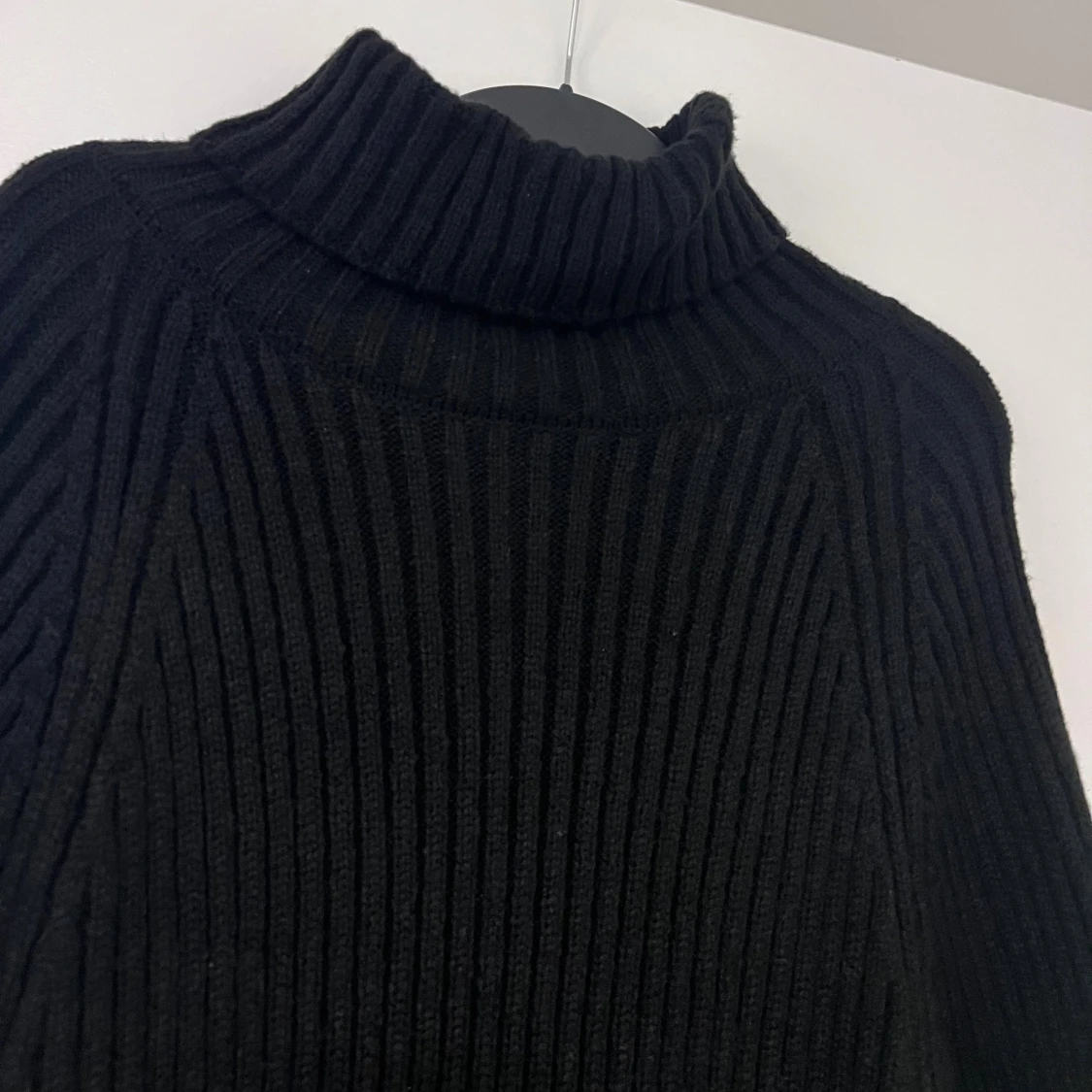 Svart ribbad stickad långklänning - 1