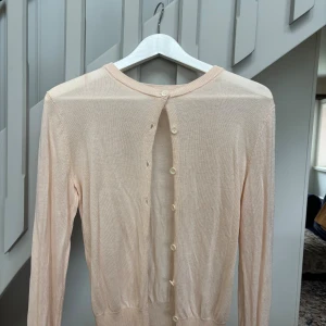 Ljusrosa/korall rosa Zara kofta  - 🩷Ljusrosa/korall rosa Zara kofta🩷 Supersöt ljusrosa/korall rosa kofta från Zara. Använt endast ett få tal gånger och kommer inte till användning. Köpt på Zara för ett par år sedan och finns inte i sortimentet längre.   Säljes för 90kr