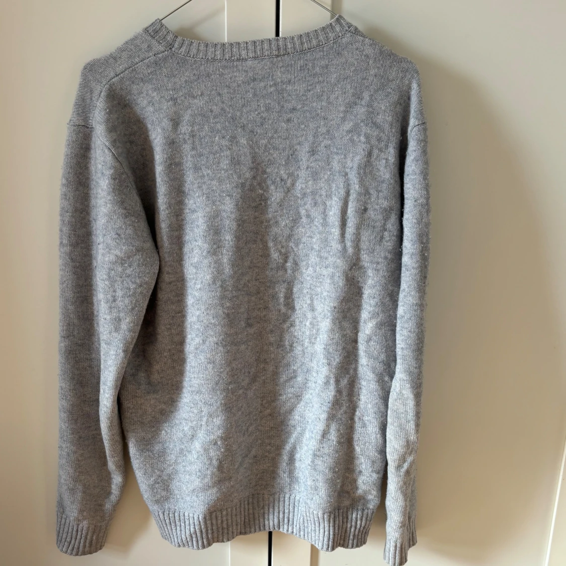Grå stickad tröja från John Henric - 1