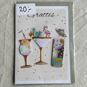 Gratulationskort  - Färgglatt och festligt grattiskort med 3D-detaljer av drinkar, flamingo och paraply. Medföljer kuvert samt den är kvar i sin ursprungliga förpackning. Insidan består av helt vita blad så plats för mycket text 