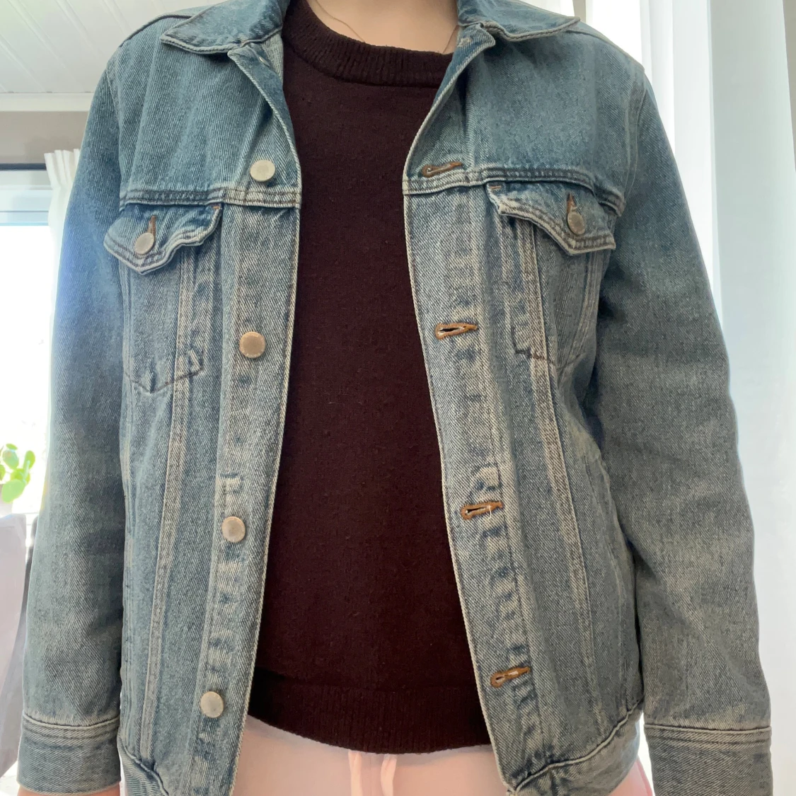 Klassisk blå jeansjacka med knappar