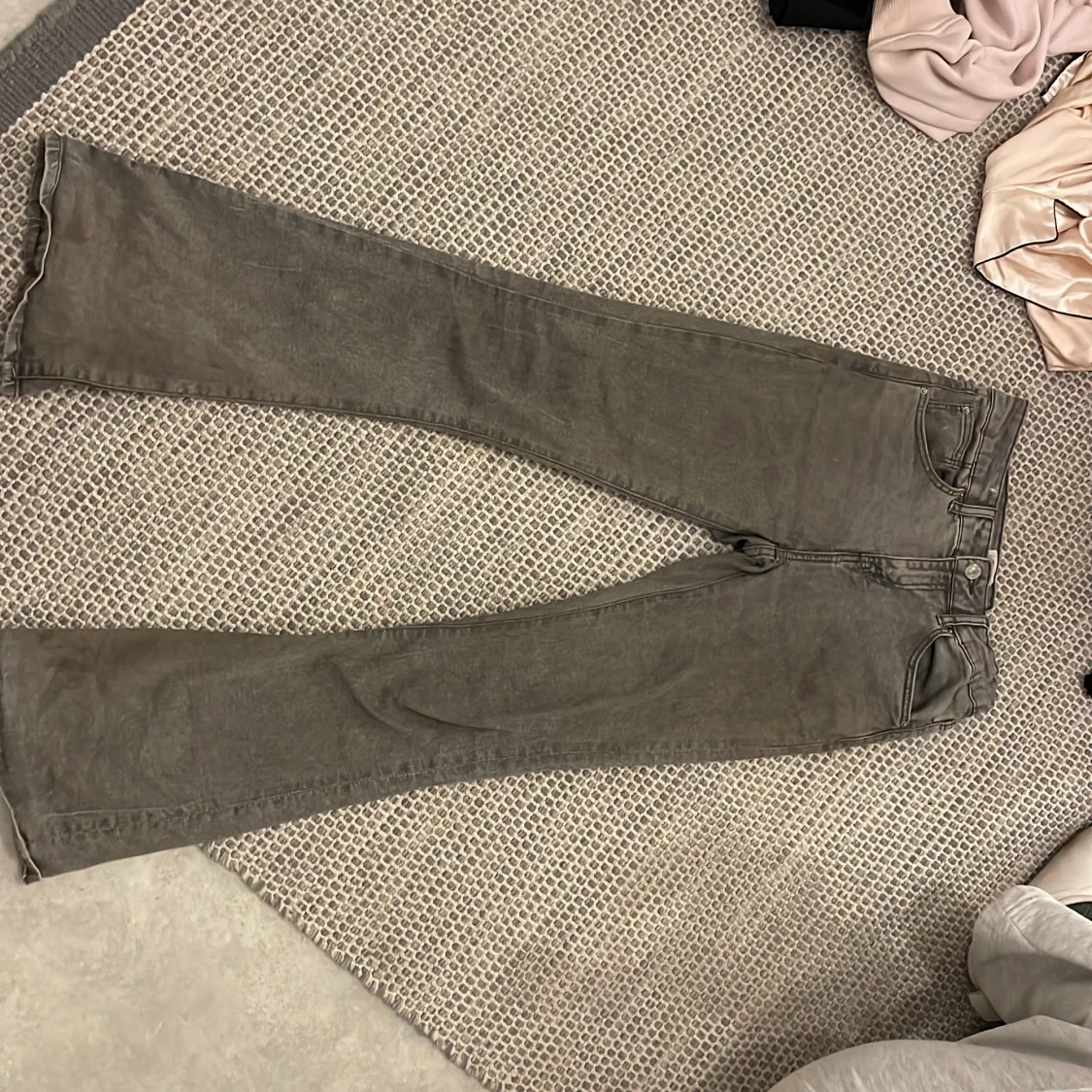 Grå bootcut jeans med svarta detaljer