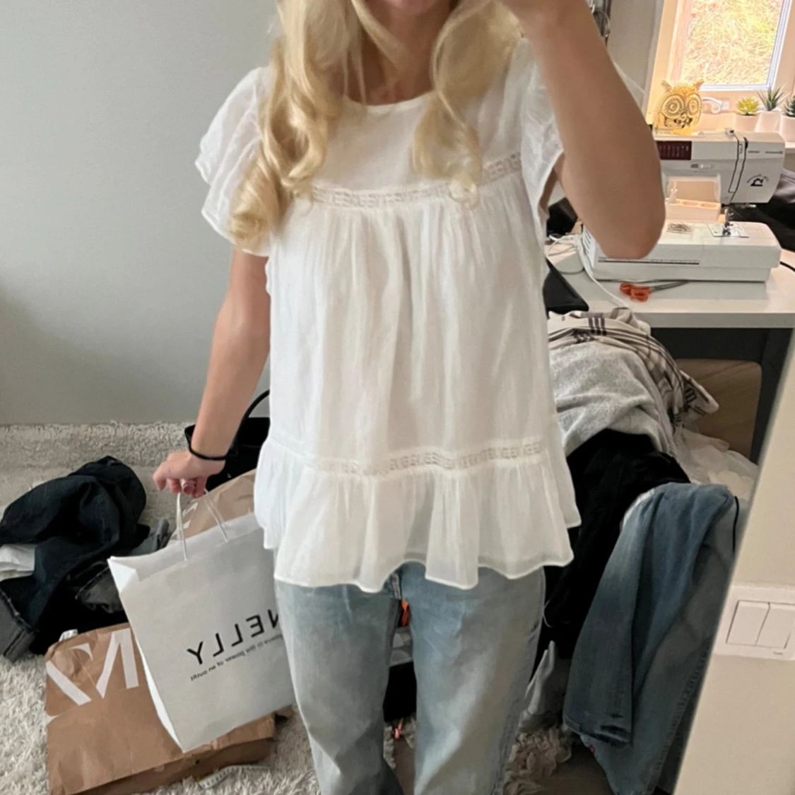 Vit volangblus med kort ärm - 1