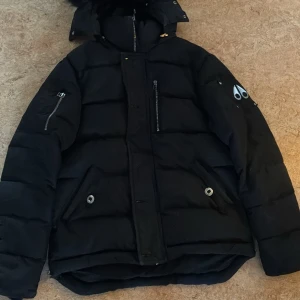 Moose knuckles jacka - En svart päls jacka moose knuckles i bra det är bara höra av sig för bra pris men samt med ett litet hål i armhålan