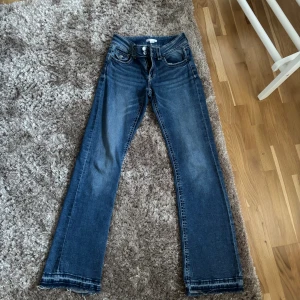 Blå bootcut jeans från Gina Tricot - Snygga blå jeans från Gina Tricot i bootcut-modell. Dom är i storlek 170 men skulle säga 36. Skriv för fler frågor ❣️
