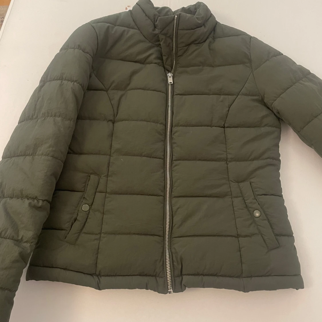 Olivgrön pufferjacka från ONLY - 2
