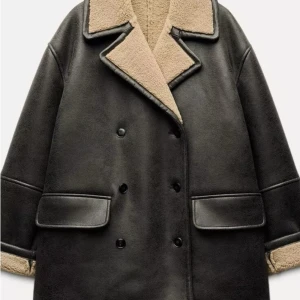 Brun shearlingjacka från Zara, stl M - Säljer en oversized mörkbrun teddyjacka i fejkskinn från Zara med beige fuskpälsfoder och stora slag. Jackan har dubbelknäppning, stora fickor och uppvikta ärmslut med synligt foder. Perfekt för kalla dagar och riktigt snygg till alla outfits. Nyskick, inga anmärkningar. 