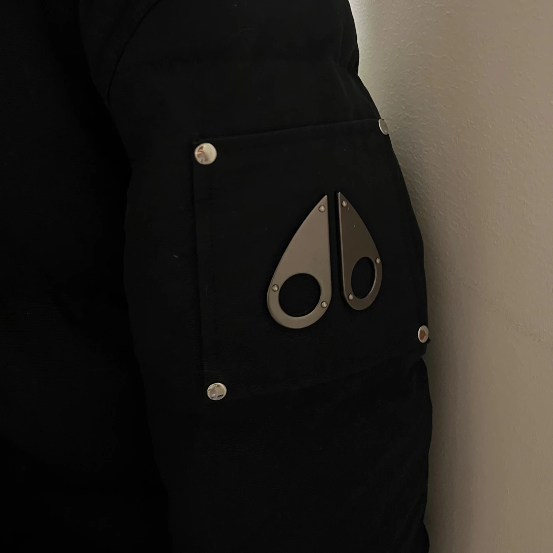 Svart dunjacka Moose Knuckles med pälskrage - 4