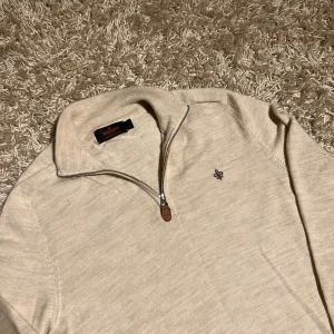 Morris halzip merino ull beige M tröja herr - Halvf-zip från morris i beige färg. Gjord i 100% merinoull. Storlek M, passar även S. Mycket bra skick, en lagad liten defekt i ryggen, se bild. Postas samma dag som köp eller dagen därpå💯🙌