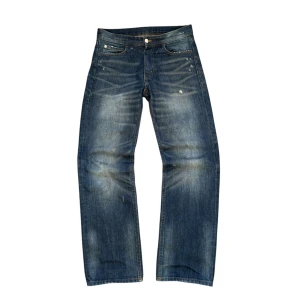 Jeans med slitningar  - Snygga straight fit jeans med slitage (W28 L32) vet inte vad de är för märke eftersom de inte står något på insidan 