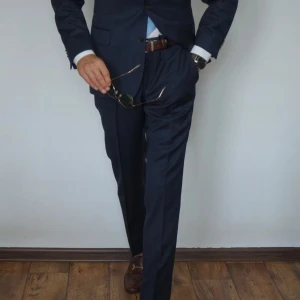 Ny mörkblå kostym Bytom/Intermoda – stl 176/100/88 (S) – klassisk passform - Säljer en helt ny kostym från Bytom/Intermoda, fortfarande med prislapp kvar. Elegant mörkblå (granatowy głęboki) färg, klassisk modell – passar perfekt till bröllop, jobbintervju eller fest. Tyget består av 70 % polyester och 30 % ull, vilket gör den både tålig och lätt att sköta men ändå med en fin, kostymaktig känsla.  Storlek: 176/100/88 (motsvarar S / slim fit) Skick: Ny, aldrig använd Nypris: ca 2000 kr Mitt pris: 1 200 kr (kan diskuteras)