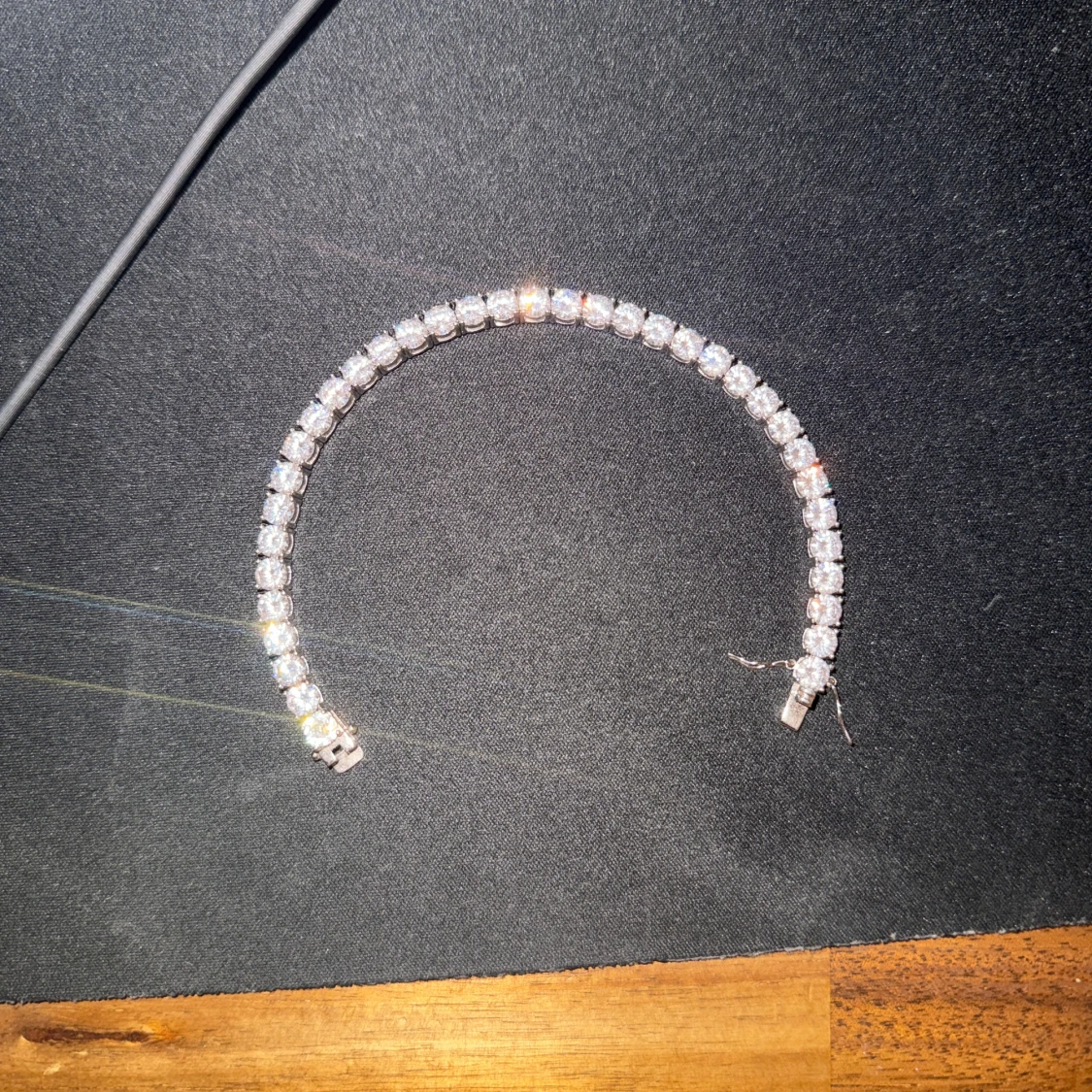 Glittrigt tennisarmband i silverfärg - 1