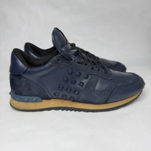 Valentino  Rockrunner  -  Jätte feta Valentino Runner i storlek 41. Jättebra skick 8/10. Inga stora skador eller likande. Hör av dig vid frågor eller funderingar.