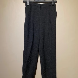Kostymbyxor - Säljer dessa gråsvarta kostymbyxor från monki i storlek 34. Se närbild för exakt färg. Material: polyester, elastan och viskos. Finns att hämta i centrala Göteborg eller kan skickas via valfri app. Kan behöva en tvätt pga legat i flyttkartonger. 
