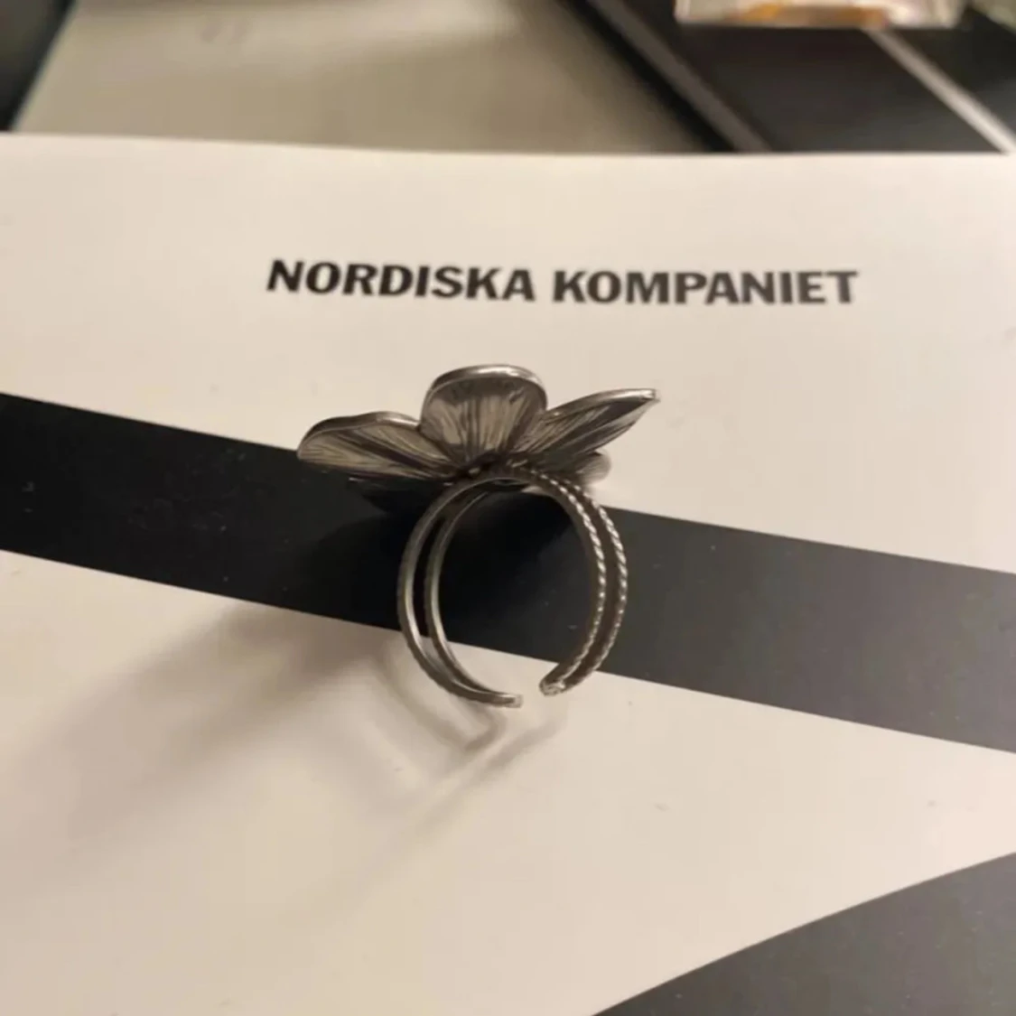 Blommiga silvriga örhängen och ring - 2