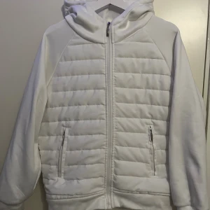 Vit Cardigan - Säljer denna riktigt snygga vita cardigan. Nypris ligger runt 1000kr. skick 9/10 och den sitter som S/M🙌🙌