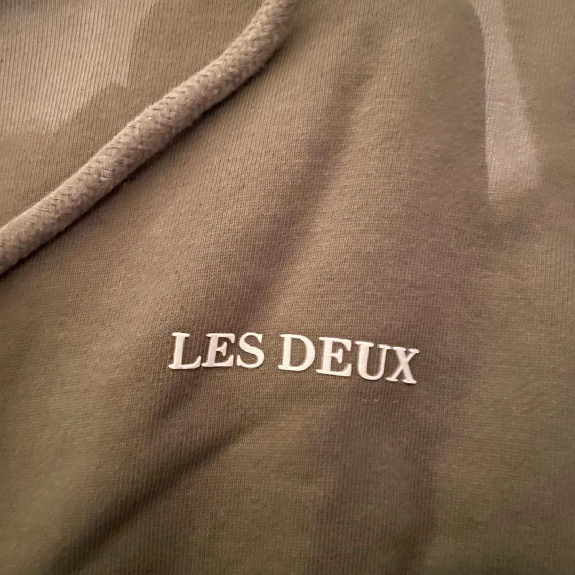 Olivgrön hoodie från Les Deux - 3