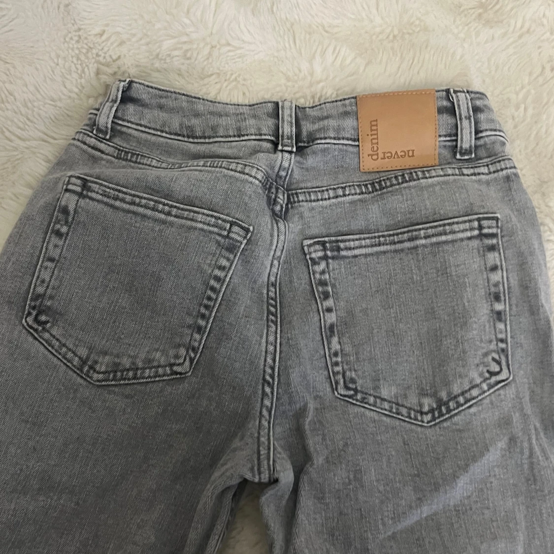 Grå wide jeans midwaist från Denim