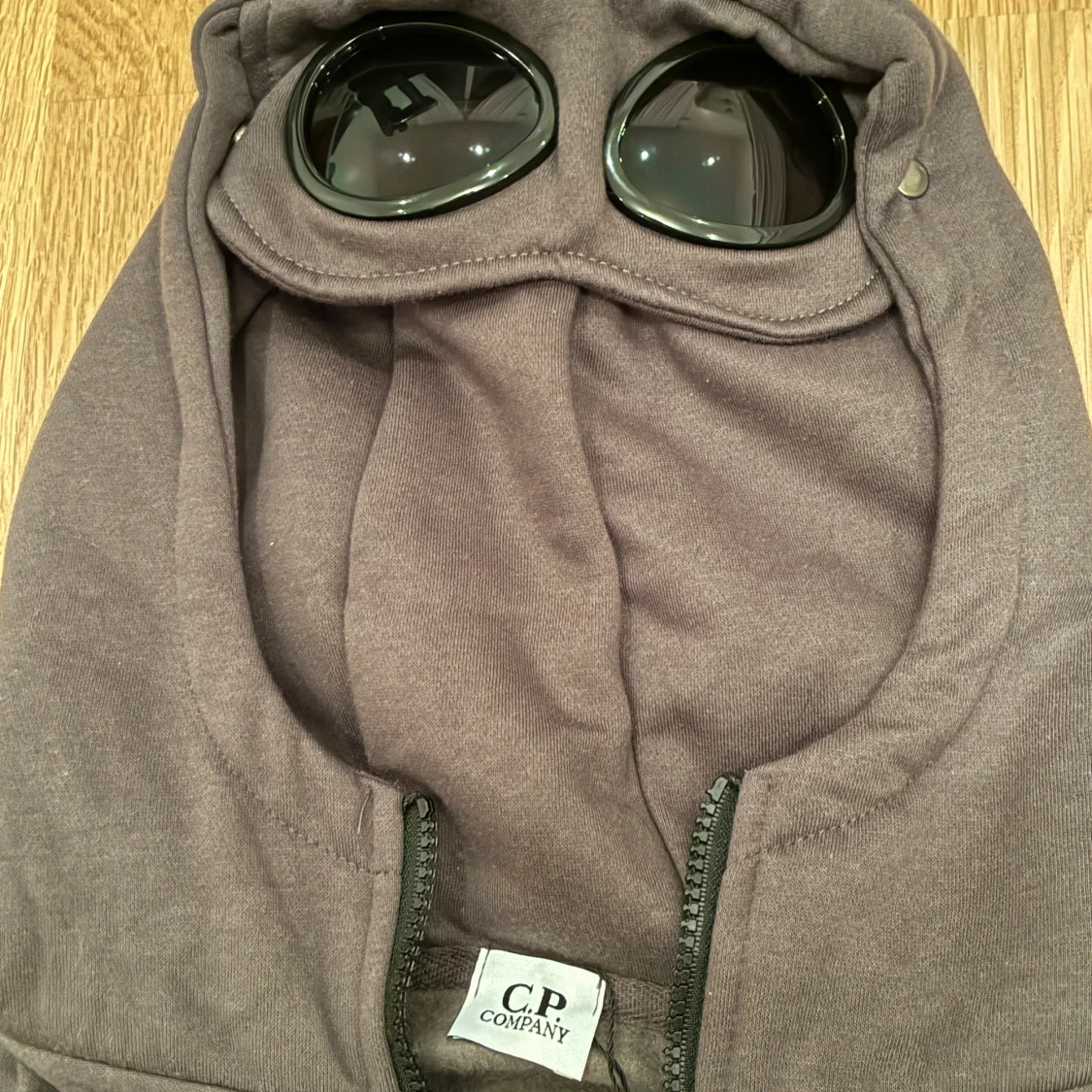 Brun hoodie med goggles från C.P. Company - 3