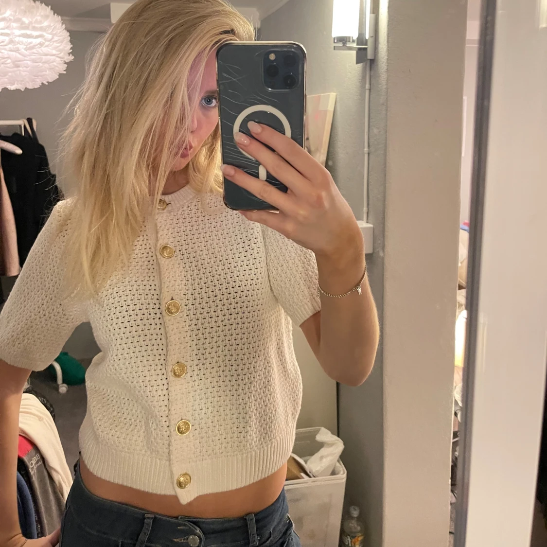 Vit stickad kofta med guldknappar - 1