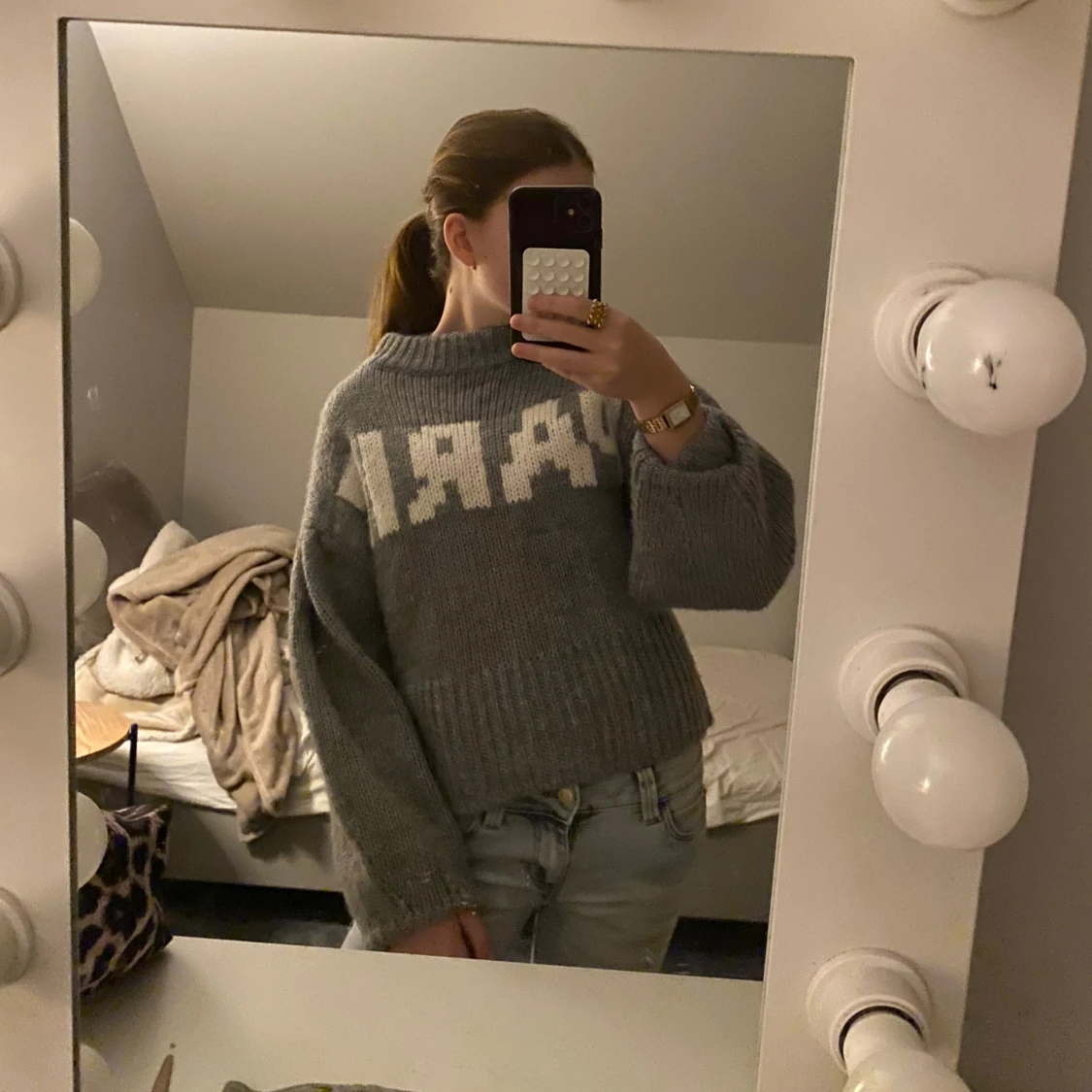 Grå stickad tröja med PARIS-tryck - 2