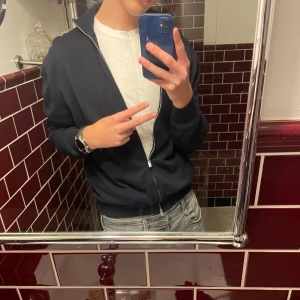 Mörkblå hel zip tröja från Massimo dutti  - Säljer en hel zip tröja från Massimo dutti i bomull. Jag är 181 och har använt den max 3 gånger. Om du har några funderingar så tveka inte på att höra av dig😁