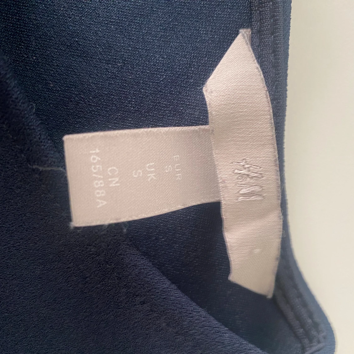 Mörkblå blus med öppning i ryggen från H&M - 3