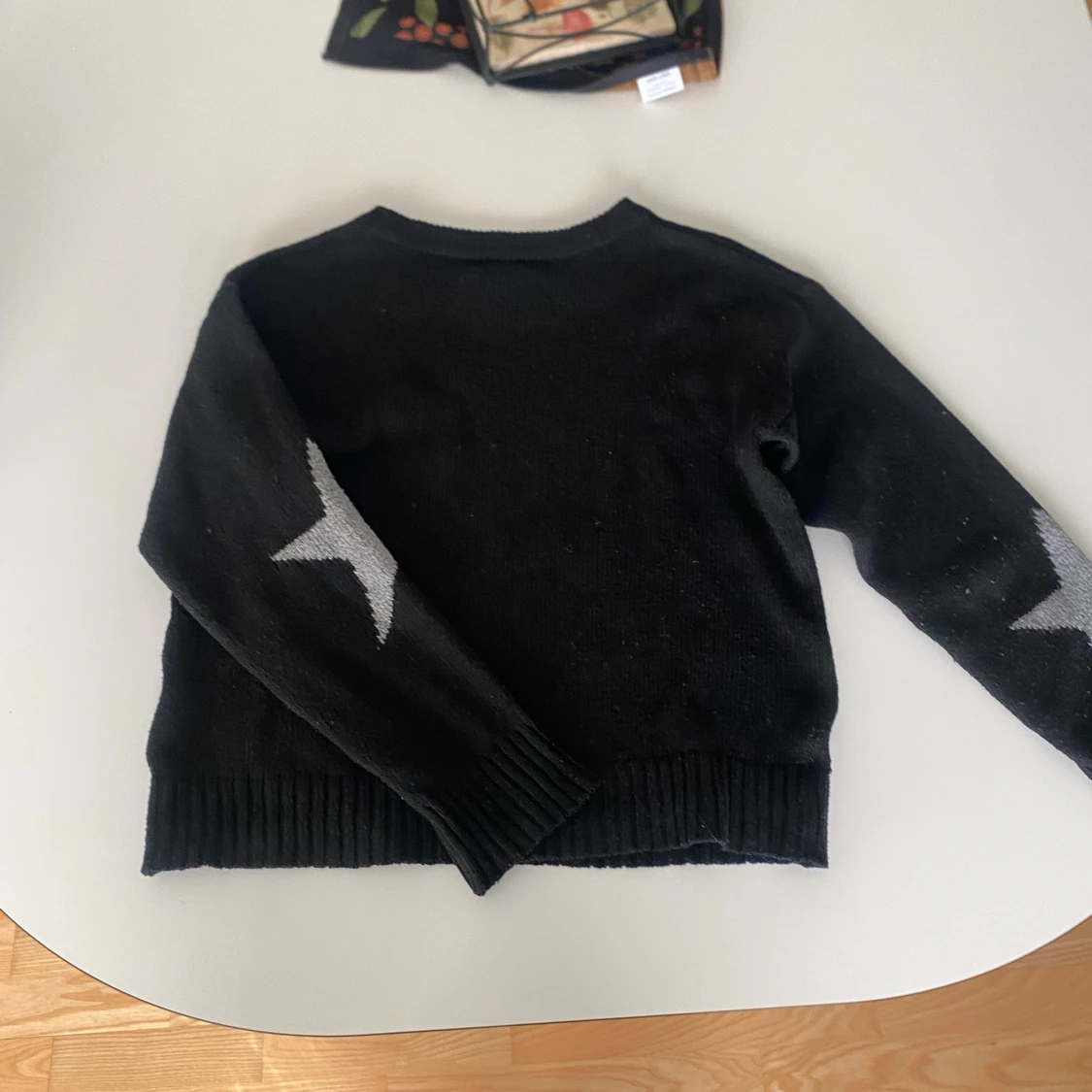 Svart stickad tröja med stjärnor - 4