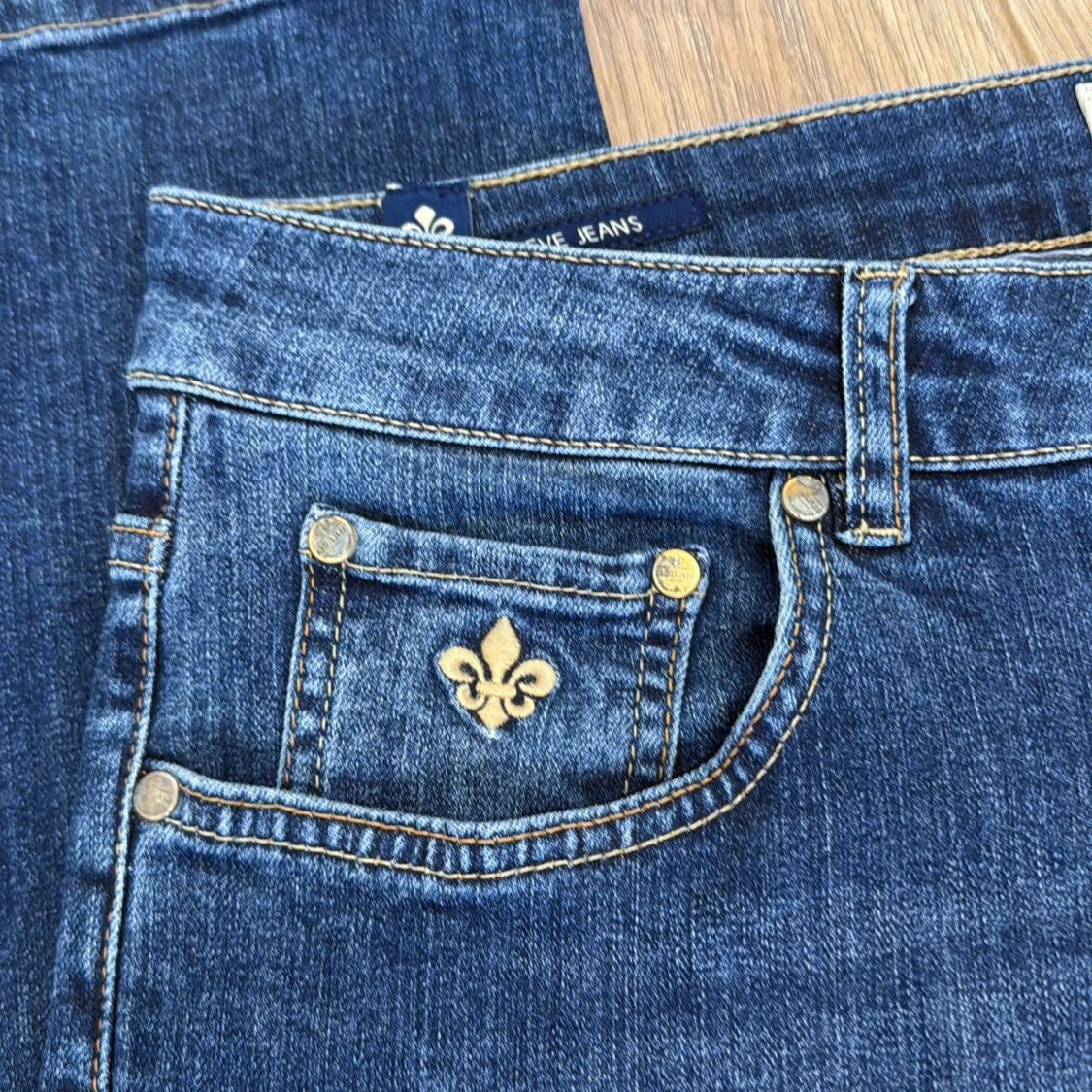 Morris blå jeans med broderad detalj - 3